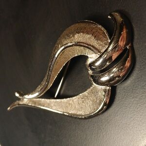 Vintage Silvertone Swirl Brooch Pin Womens Costume Jewelry